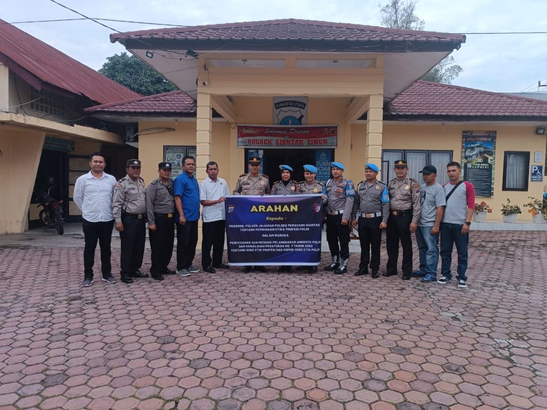 Kasi Propam Polres Pematang Siantar AKP Sri Sutiyati foto bersama usai memberikan arahan tentang pembinaan etika profesi Polri kepada personel Polsek Siantar Timur, Senin (2/10/2023). (Dok/Humas Polres Pematangsiantar)