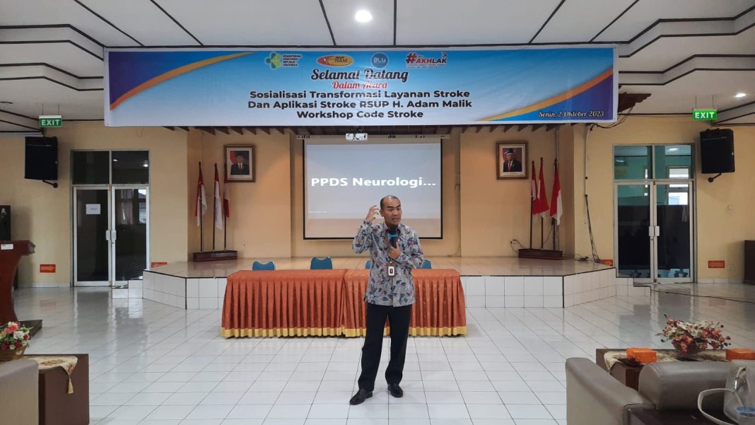 Direktur Utama RSUP H Adam Malik dr Zainal Safri MKed (PD) SpPD-KKV SpJP (K) kata sambutan di acara sosialisasi transformasi layanan stroke dan aplikasi stroke RS Adam Malik di Aula Gedung Administrasi RSUP H Adam Malik, Senin (2/10/2023). (Dok/Humas RSUP H Adam Malik)