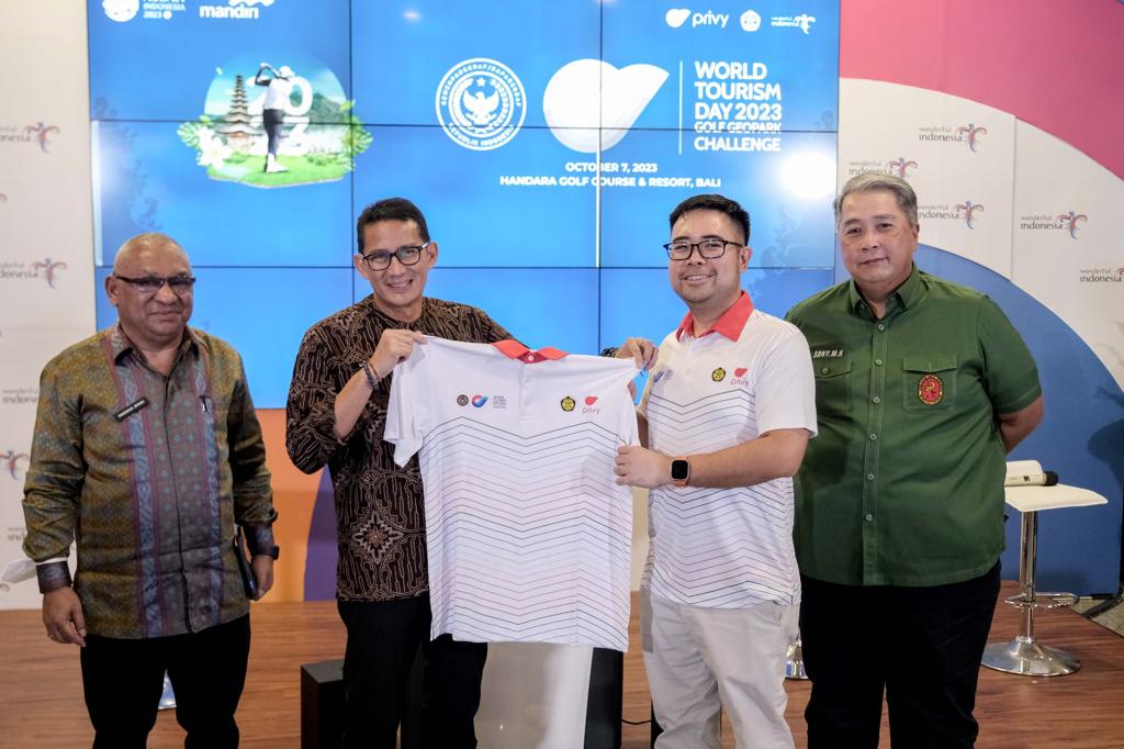 CEO Privy, Marshall Pribadi secara simbolis menyerahkan jersey 