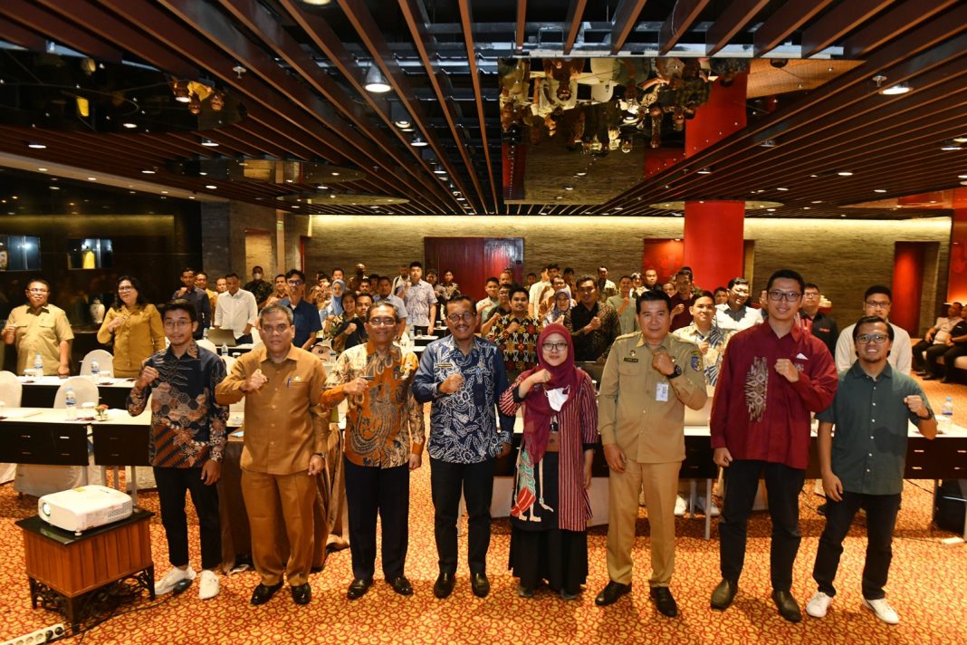 Kepala Dinas Komunikasi dan Informatika Provinsi Sumatera Utara Ilyas Sitorus bersama Kepala Bappelitbangda Sumut Hasmirizal Lubis foto bersama pada pembukaan sosialisasi dan bimbingan teknis sistem penghubung layanan pemerintah yang dilaksanakan Kementerian Komunikasi dan Informatika RI di Hotel Grand Mercure Medan, Jalan Sutomo Medan, Selasa (3/10/2023).