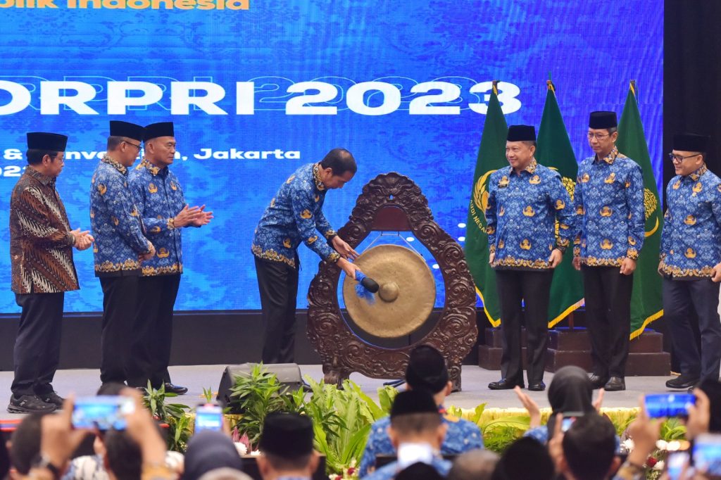 Presiden Jokowi didampingi Menko PMK Muhadjir Effendy, Menteri PANRB Abdullah Azwar Anas, Mendagri Tito Karnavian, Seskab Pramono Anung, Pj Gubernur DKI Jakarta Heru Budi Hartono, dan Ketua Dewan Pengurus Nasional Korpri Zudan Arif Fakrulloh membuka Rakernas Korpri 2023, di Jakarta, Selasa (3/10/2023).