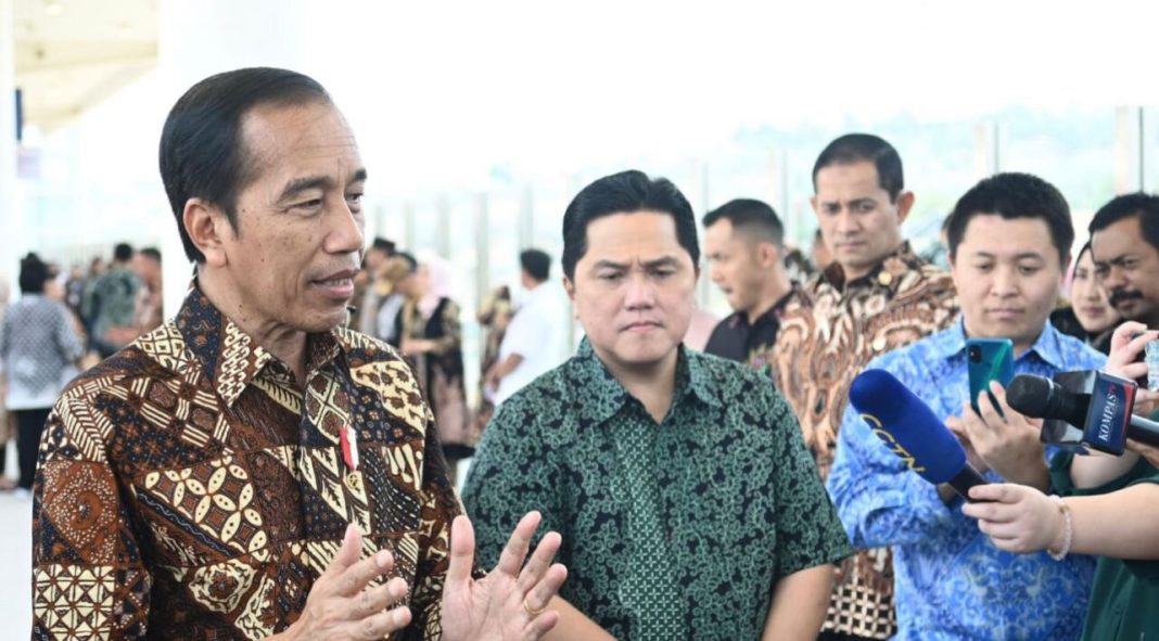 Presiden Jokowi memberikan keterangan usai menggunakan moda transportasi KCJB Whoosh dari Stasiun KCJB Halim, Jakarta, menuju Stasiun Padalarang, Kabupaten Bandung Barat, Jawa Barat.