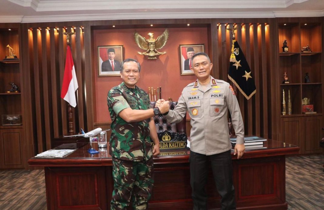 Kapolda Kaltim Irjen Pol Drs Imam Sugianto MSi menyambut hangat audiensi dari Korsahli Kasad Letjen TNI I Nyoman Cantiasa SE MTr (Han), di Ruang Kerja Kapolda Kaltim, Selasa (3/10/2023).