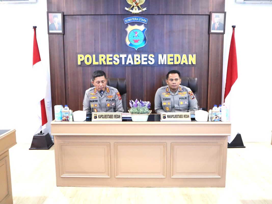 Kapolrestabes Medan Kombes Pol Valentino Alfa Tatareda SH SIK memimpin rapat Anev gangguan Kamtimbas di ruang Rupatama Lantai Il Mapolrestabes, Selasa (3/10/2023). (Dok/Polrestabes Medan)