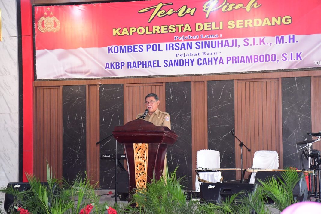 Wakil Bupati Deliserdang HM Ali Yusuf Siregar memberikan kata sambutan pada Pisah Sambut Kapolresta Deliserdang di Aula Terbuka, Mapolresta Deliserdang, Selasa (3/10/2023). (Dok/Kominfo Deliserdang)