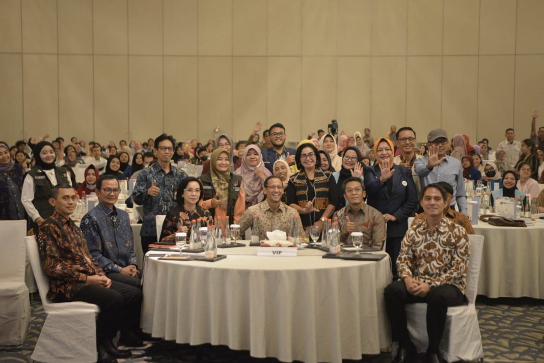 Mendikbudristek RI Nadiem Anwar Makarim foto bersama dengan lainnya di Rakornas Satgas PPKS Perguruan Tinggi di Jakarta, Selasa (3/10/2023). (Dok/Kemendikbudristek RI)