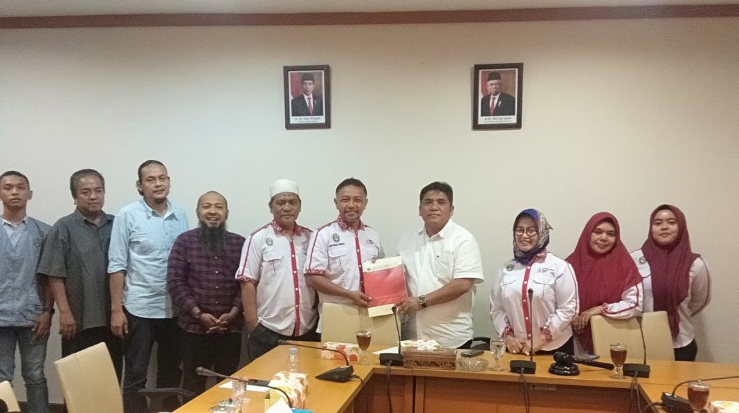 Ketua KPA Sumut Ikrimah Hamidy dan Sekretaris KPA Sumut Drs Achmad Ramadhan MA beserta pengurus lainnya mengunjungi ke Komisi E DPRD Sumut yang diterima Ketua Komisi E Edi Surahmam Sinuraya di DPRD Sumut, Selasa (3/10/2023).