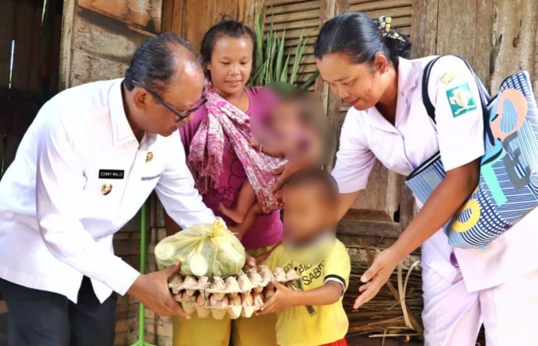 Wakil Bupati Simalungun Zonny Waldy memberikan bantuan kepada anak stunting di Desa Maria Bandar, Kecamatan Bandar, Selasa (3/10/2023). (Dok/Kominfo Simalungun)