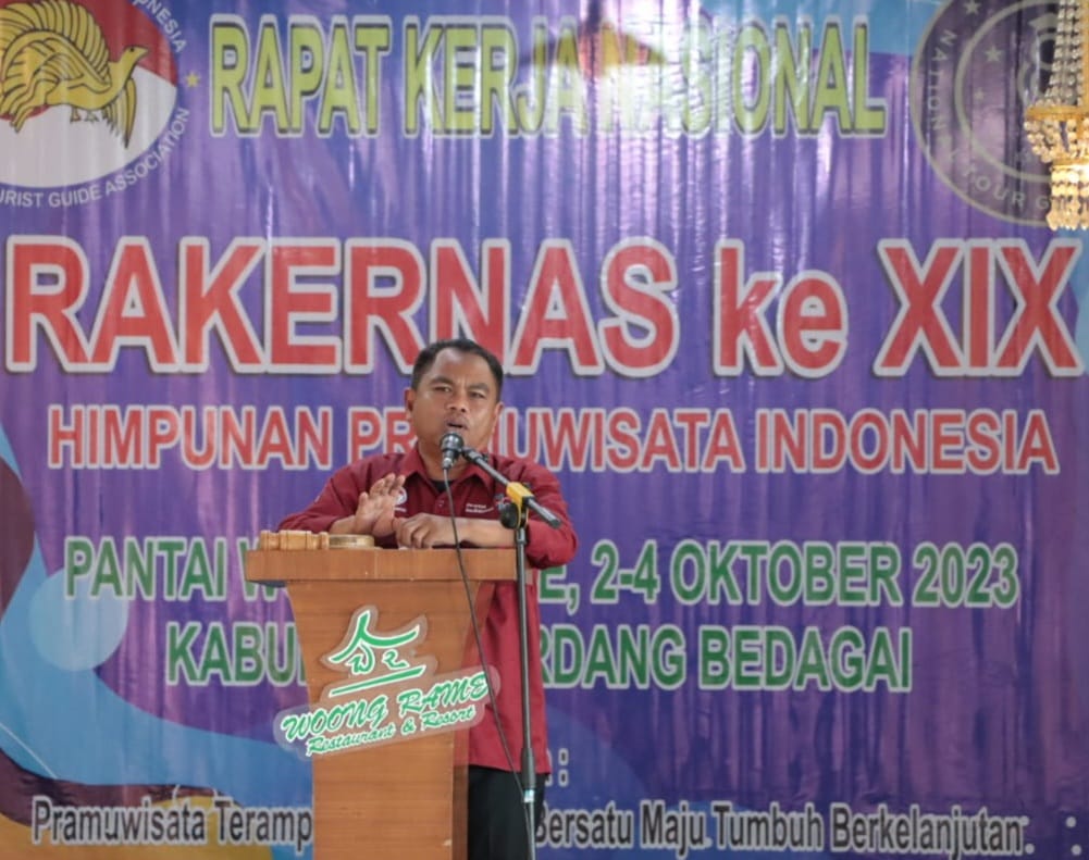 Bupati Sergai H Darma Wijaya menyampaikan sambutan saat menghadiri pembukaan Rakernas HPI XIX di Objek Wisata Pantai Woong Rame, Kecamatan Pantaicermin, Selasa (3/10/2023). (Dok/Kominfo Sergai)