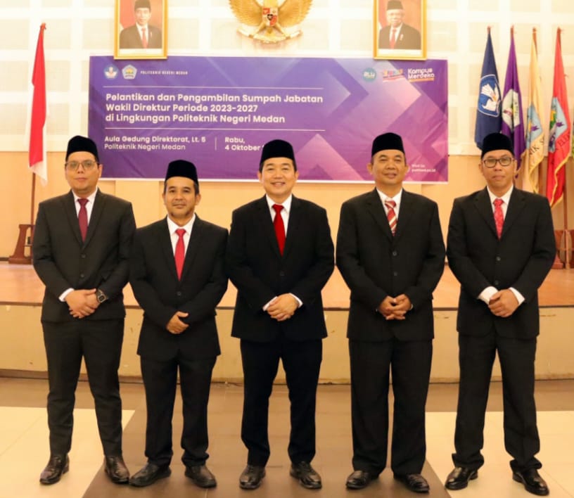 Direktur Polmed Dr Ir Idham Kamil ST MT foto bersama dengan 4 wakil Direktur yang dilantiknya di Medan, Rabu (4/10/2023). (Dok/Polmed)