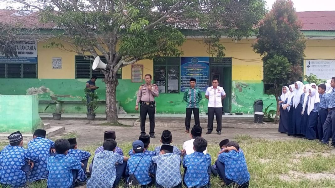 Kapolsek Tanjungberingin AKP Tobat Sihombing memberikan arahan kepada pelajar saat memberikan penyuluhan tentang perundungan di SMP Swasta Pancasila Tanjungberingin, Rabu (4/10/2023). (Dok/AKP Tobat Sihombing)