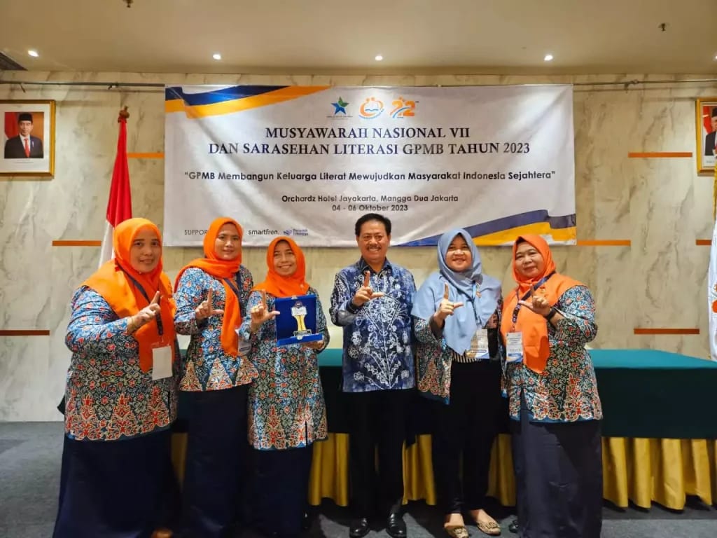 Piagam dan trophy diterima langsung Ketua GPMB Kabupaten Asahan Hj Titiek Sugiharti Surya dari Kepala Perpustakaan Nasional Drs Muhammad Syarif Bando pada acara Musyawarah Nasional VII dan Sarasehan Literasi GPMB bertempat di Hotel Orchardz Jayakarta, Jakarta, Rabu (4/10/2023). (Dok/Kominfo Asahan)