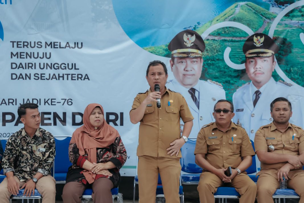 Pj Sekda Dairi Charles Banchin beri pengarahan pada pelepasan 122 mahasiswa UPMI, untuk kegiatan KKN di Dairi, Selasa (3/10/2023). (Dok/Kominfo Dairi)