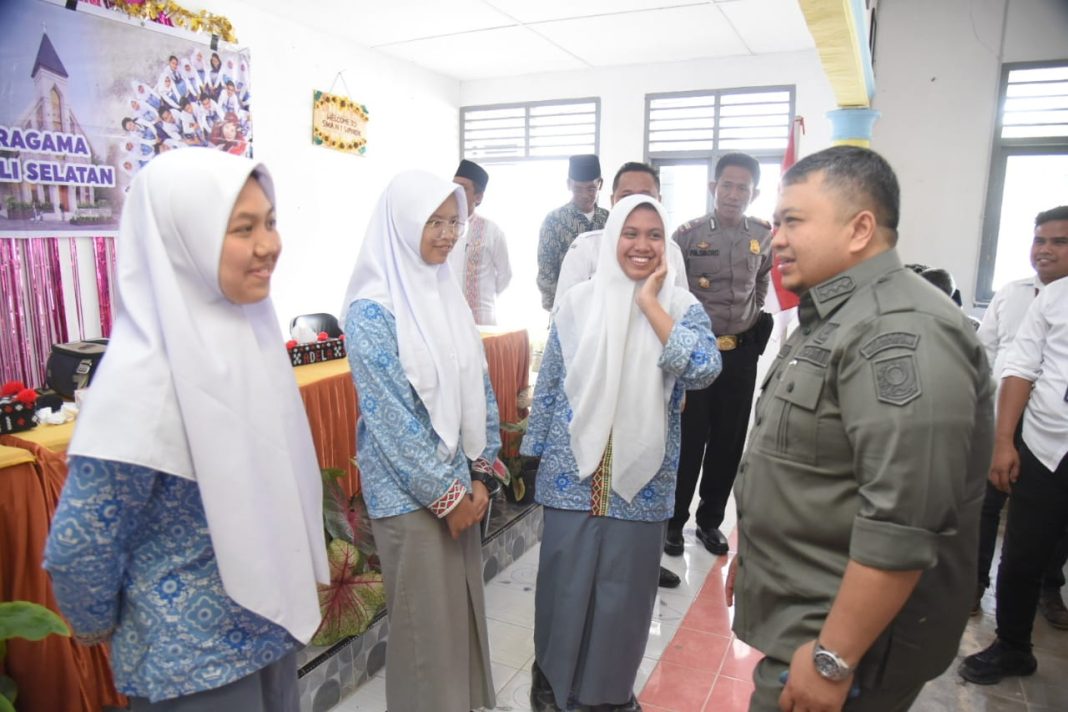 Bupati Tapanuli Selatan Dolly Pasaribu (kanan) tampak berbincang dengan siswa SMA Negeri 1 Sipirok pada acara sosialisasi kerukunan umat beragama di Sipirok, Rabu (4/10/2023). (Dok/Kominfo Tapanuli Selatan)