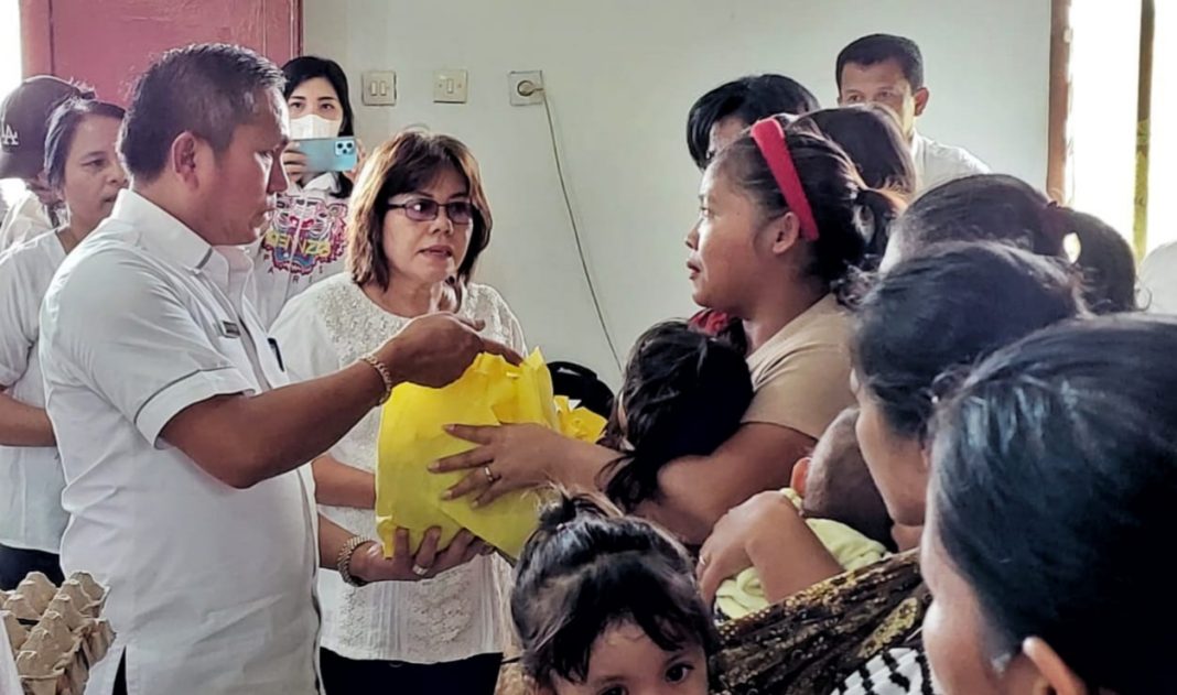 Sekda Simalungun Esron Sinaga memberikan makanan tambahan untuk anak stunting di Kecamatan Dolok Panribuan, Rabu (4/10/2033).