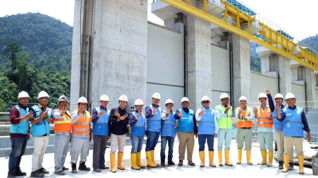 PLN UIP SBU menggelar kegiatan Intake Weir Impounding Ceremony Asahan 3 HEPP dan foto bersama, Selasa (3/10/2023). (Dok/PLN)