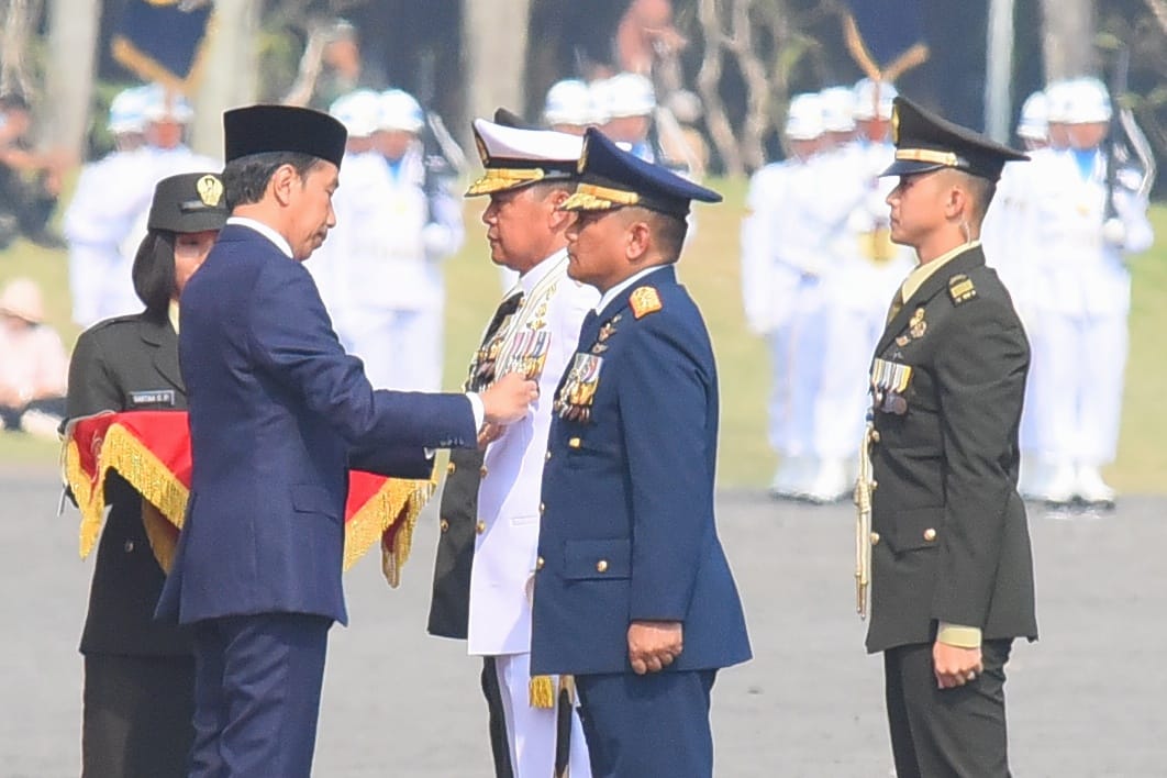 Presiden Jokowi menyematkan tanda kehormatan kepada tiga orang prajurit TNI dalam rangka HUT ke-78 TNI, di Lapangan Monas, Jakarta, Kamis (5/10/2023). (Dok/Humas Setkab)