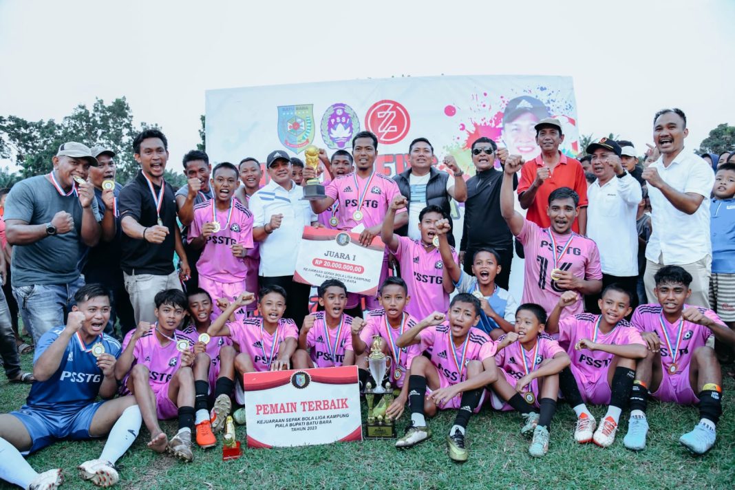 Bupati Batubara Ir H Zahir MAP foto bersama saat menutup Liga Kampung U-17 Kabupaten Batubara tahun 2023, Rabu (4/10/2023). (Dok/Kominfo Batubara)