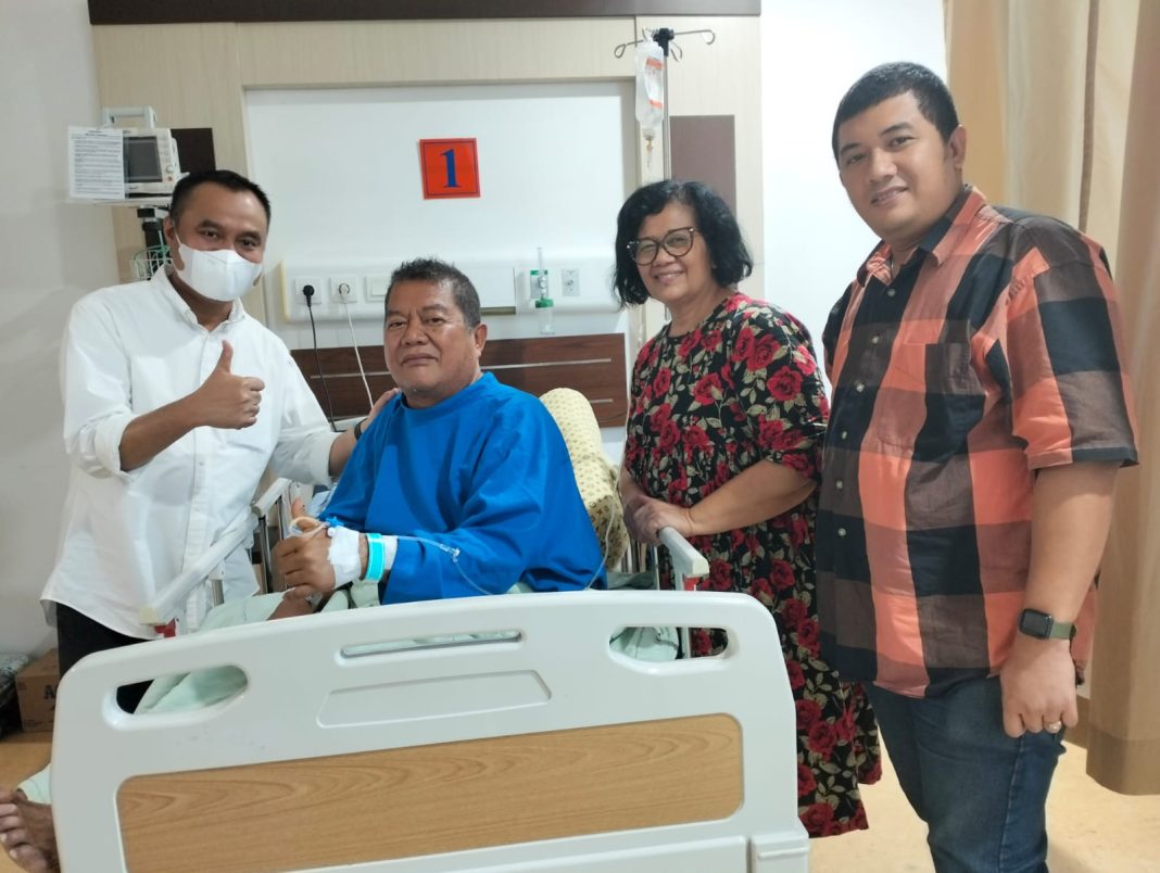 Ketua PWI Sumut Farianda Putra Sinik SE foto bersama dengan Drs Eddy Madya Bukit didampingi Dra Roslina Bangun dan Leo Bastari Bukit SSos di Kamar 305, Lantai 3, Gedung PJT RSUP H Adam Malik, Kamis (5/10/2023).