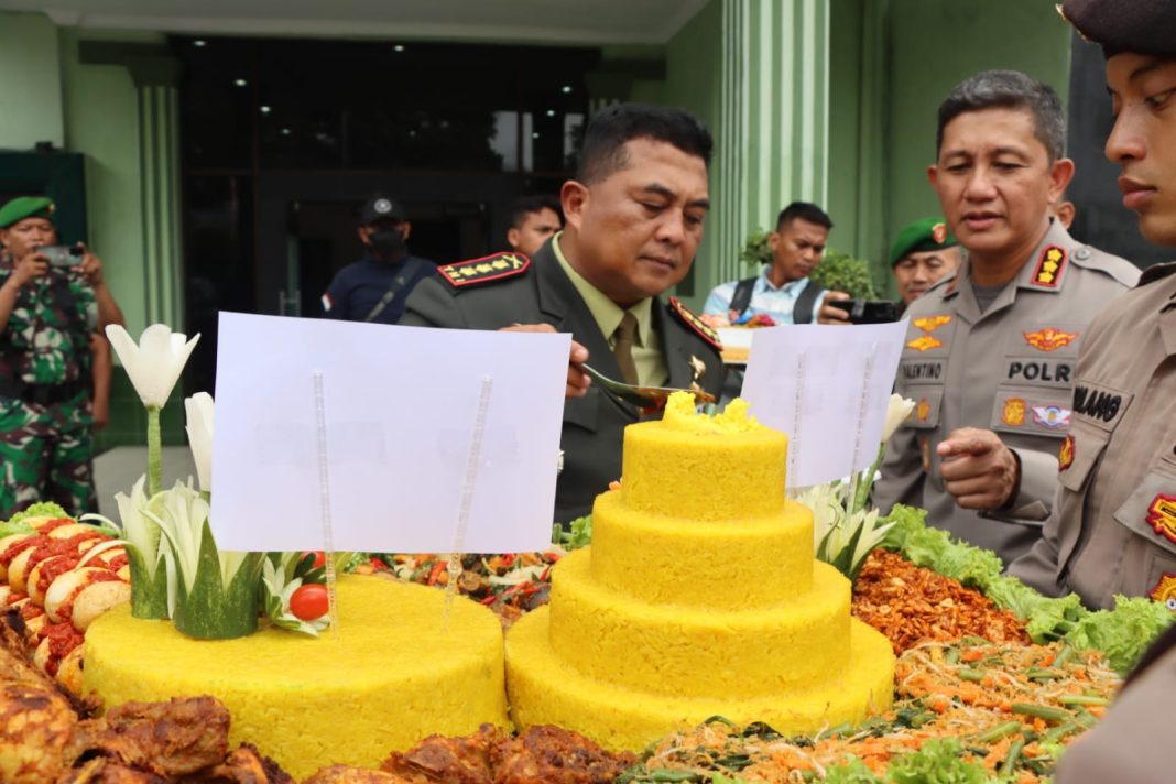 Kapolrestabes Medan Kombes Pol Valentino Alfa Tatareda SH SIK menyaksikan Dandim 0201 Medan Kolonel Inf Ferry Muzawwad SIP MSi memotong nasi tumpeng di Markas Kodim, Jalan Pengadilan Medan, Kamis (5/10/2023). (Dok/Polrestabes Medan)