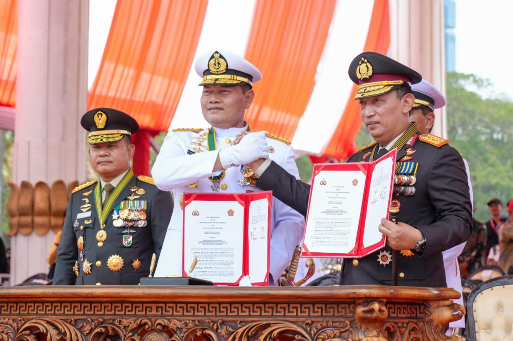 Penandatanganan MoU antara TNI dan Polri di sela-sela upacara peringatan HUT ke-78 TNI di Monas, Jakarta Pusat, Kamis (5/10/2023). (Dok/Humas Polri)