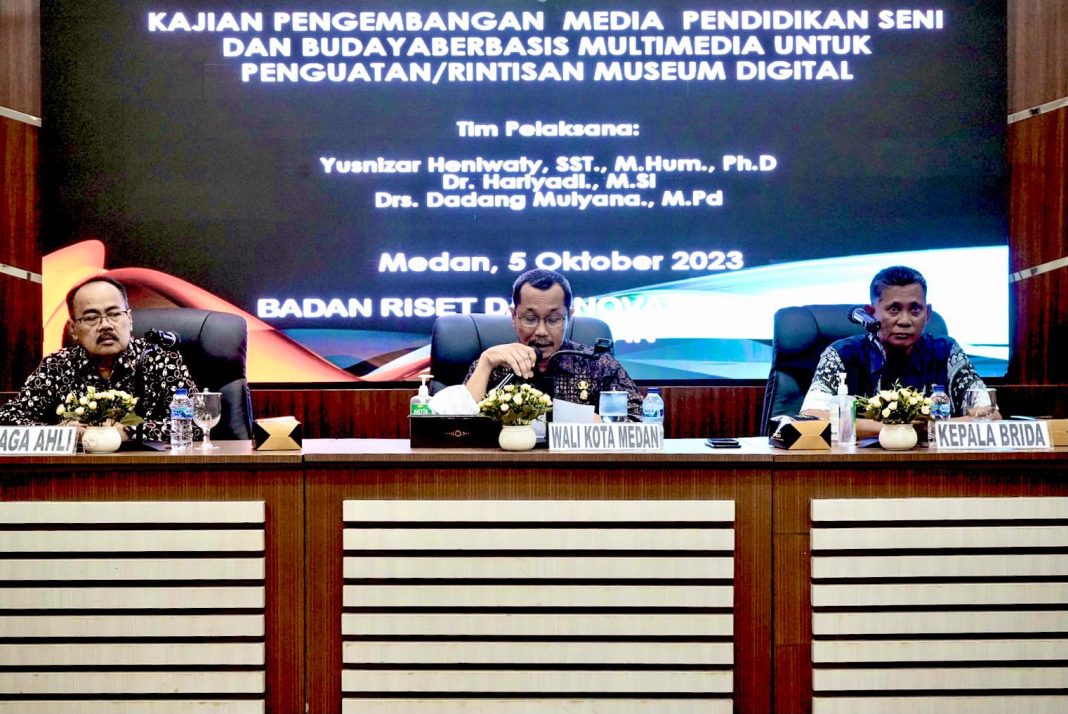 Kepala Brida Medan Mansursyah saat membuka seminar kajian pengembangan media pendidikan seni dan budaya berbasis multimedia untuk penguatan/rintisan museum digital di Kota Medan, di Ruang Rapat III Balai Kota Medan, Kamis (5/10/2023). (Dok/Kominfo Medan)