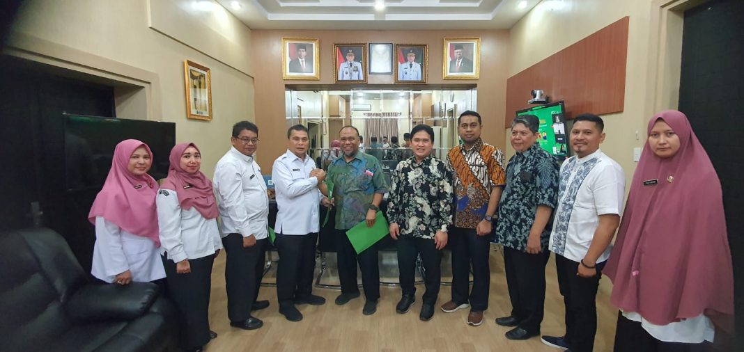 Kepala Dinas Kesehatan Sumut dr Alwi Mujahit Hasibuan MKes didampingi lainnya foto bersama usai melakukan penyerahan Surat Keputusan Tim Pertimbangan Klinis Provinsi Sumut, Rabu (4/10/2023). (Dok/Dinkes Sumut)