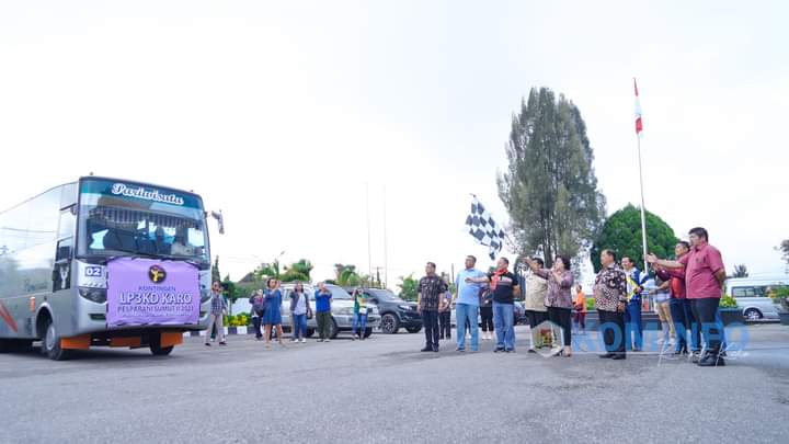 Bupati Karo Cory Sriwati Sebayang beserta jajarannya melepas peserta Pesparani Sumut II untuk kontingen LK3KD Kabupaten Karo, di halaman Kantor Bupati Karo, Kabanjahe, Jumat (6/10/2023). (Dok/Kominfo Karo)