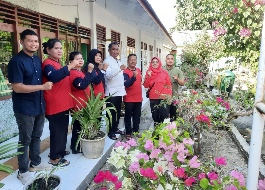 Bupati Sergai H Darma Wijaya didampingi Camat Sei Rampah Rahmat Suhendra Damanik diabadikan bersama Kepala Sekolah SD 105417 Tanah Raja, Syafii beserta para guru dengan latar lingkungan sekolah yang asri dihiasi tanaman bunga berwarna warni, Jumat (6/10/2023).