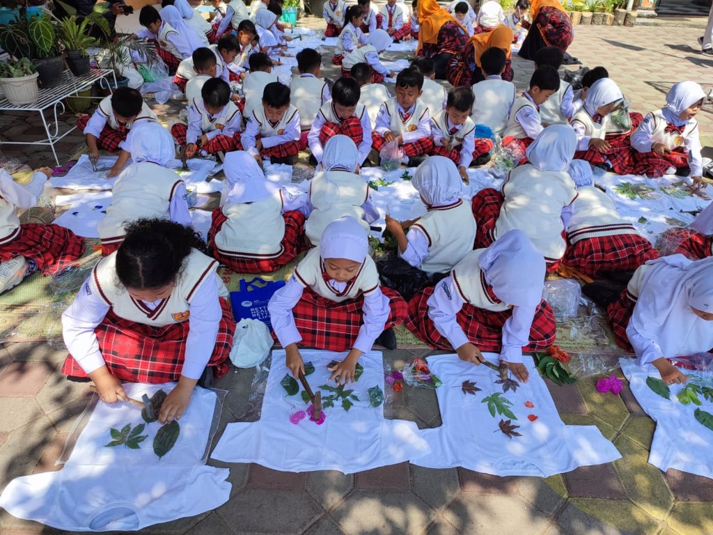 Siswa SD Negeri 2 Jampiroso Temanggung berlatih membuat batik eco print sebagai bagian dari pembelajaran karakter pelajar Pancasila pada kurikulum Merdeka, Kamis (5/10/2023). (Dok/Kominfo Jawa Tengah)