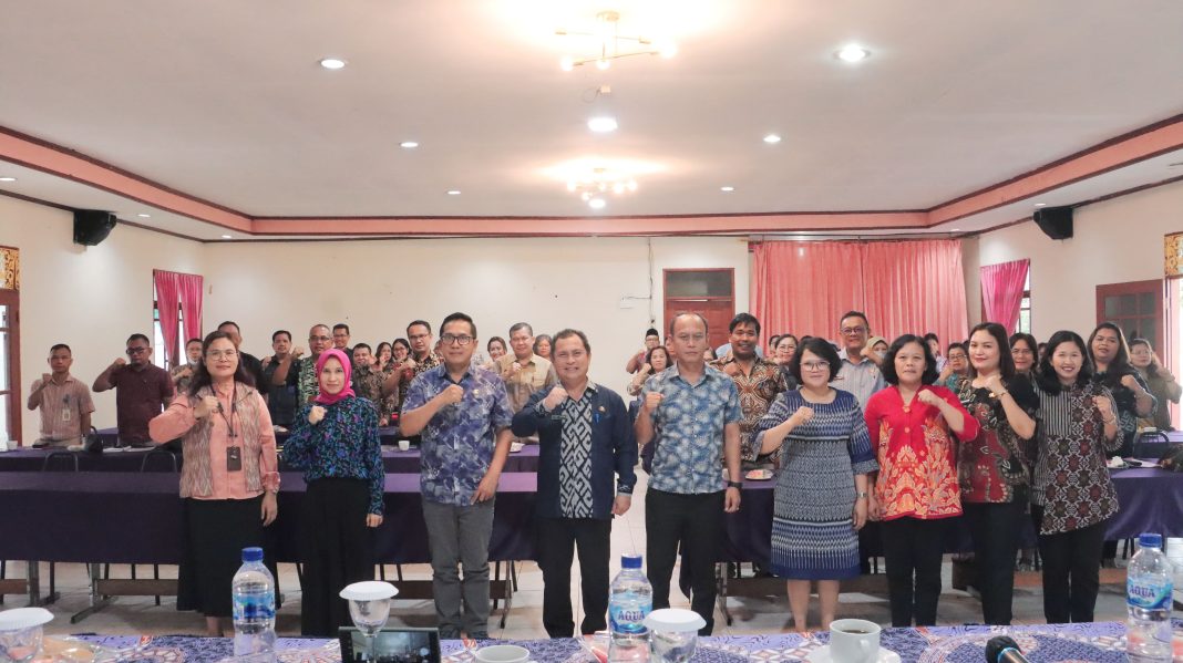 Pj Sekda Dairi Charles Banchin foto bersama dengan narasumber dan peserta Pokjanal, di Sidikalang, Kamis (5/10/2023). (Dok/Kominfo Dairi)