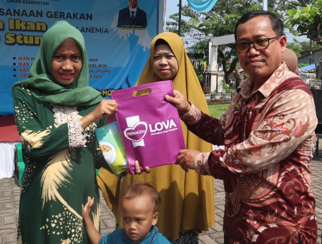 Plt Administrasi dan Umum M Syah Irwan mewakili Pj Wali Kota menyerahkan bingkisan kepada peserta kegiatan Gerakan Makan Ikan Cegah Anemia dan Stunting, di kantor Kecamatan Tebingtinggi Kota, Jalan Thamrin, Jumat (6/10/2023). (Dok/Kominfo Tebingtinggi)