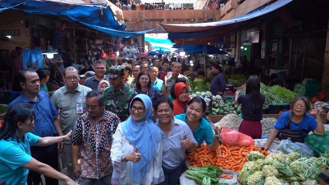 Wali Kota Pematangsiantar dr Susanti Dewayani SpA saat sidak ke Pasar Horas, Jalan Merdeka Kota Pematangsiantar, Jumat (6/10/2023). (Dok/Kominfo Pematangsiantar)
