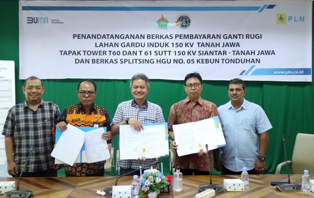 PLN UIP Sumbagut bersama PTPN IV melakukan penandatanganan berkas pembayaran ganti rugi lahan Gardu Induk 150 kV Tanah Jawa, Tapak Tower T 60 dan T 61 T/L 150 kV Siantar-Tanah Jawa serta Berkas Splitsing HGU. (Dok/PLN)