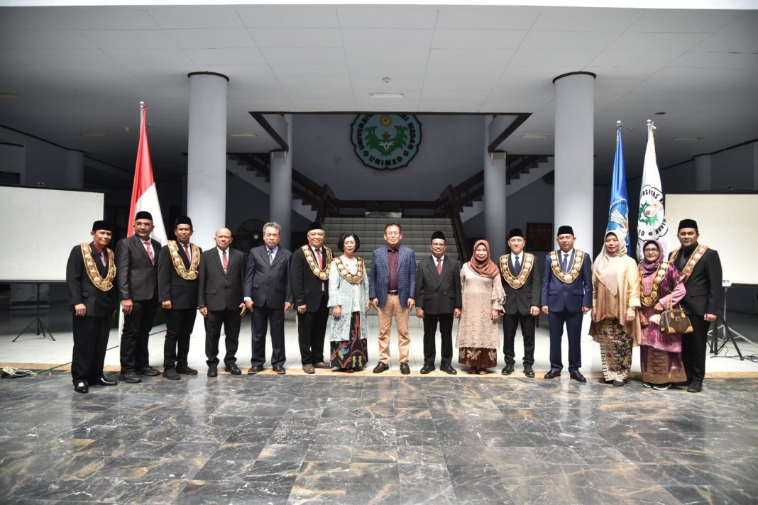 Rektor Unimed foto bersama wakil rektor dan Dekan yang baru dilantik. (Dok/Unimed)