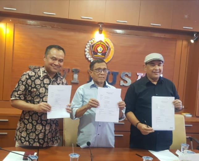 Ketua Umum PWI Pusat Hendry CH Bangun, Sekretaris Jenderal Sayid Iskandarsyah dan Ketua PWI Sumut H Farianda Putra Sinik SE saat mengumumkan susunan pengurus PWI Pusat di Jakarta, Sabtu (7/10/2023). (Dok/PWI)