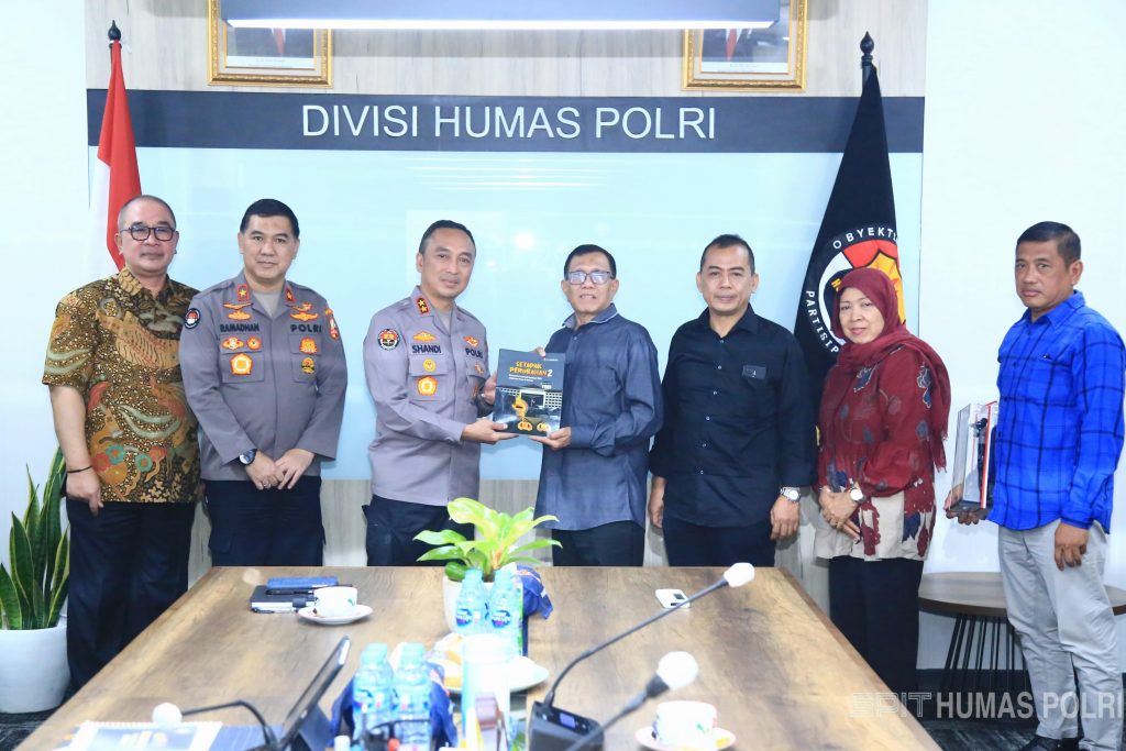 Kadivhumas Polri Irjen Pol Dr H Sandi Nugroho SIK SH MHum menerima audiensi dari PWI di Ruang Rapat Divisi Humas Polri, Jumat (6/10/2023). Dalam audiensi tersebut, Kadivhumas Polri dan Ketua PWI Hendry CH Bangun membahas beberapa hal terkait dengan kerja sama antara Humas Polri dengan PWI. (Dok/Humas Polri)