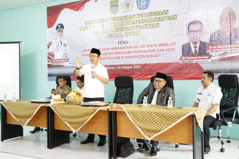 Pj Bupati Bekasi Dani Ramdan menghadiri acara sosialisasi pembauran kebangsaan bersama para pelajar SMA dan SMK se Kabupaten Bekasi, yang digelar di Aula SMKN 1 Cikarang Barat, Kabupaten Bekasi, Rabu (4/10/2023). (Dok/Kominfo Bekasi)