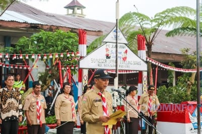 Ketua Kwartir Cabang Gerakan Pramuka Karo Theopilus Ginting melantik dan mengukuhkan Pengurus Majelis Pembimbing Ranting dan Pengurus Kwartir Ranting Barusjahe, bertempat di SD Negeri 043947 dan SD Negeri 050519 Tanjung Barus, Kecamatan Barusjahe, Jumat (6/10/2023). (Dok/Kominfo Karo)