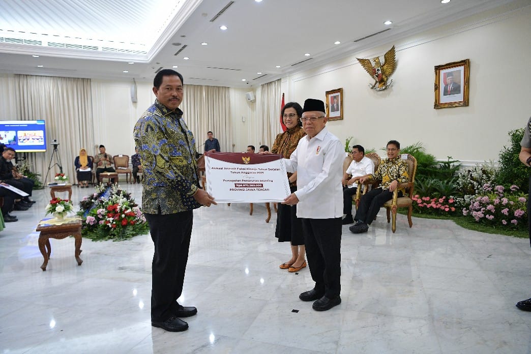 Penghargaan diserahkan Wakil Presiden RI KH Ma’ruf Amin didampingi Menteri Keuangan Sri Mulyani, kepada Pj Gubernur Jawa Tengah Nana Sudjana. Penerimaan penghargaan berlangsung di Istana Wakil Presiden, Jumat (6/10/2023). (Dok/Kominfo Jawa Tengah)