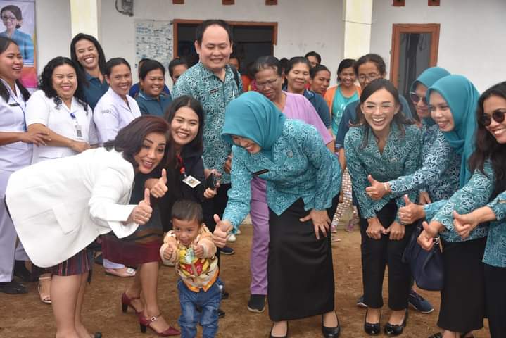 Ketua TP PKK Sumut Ny Dwianne Dessy Hassanudin berkunjung ke Posyandu Dosroha, Desa Pearung, Kecamatan Paranginan, Kabupaten Humbahas, Sabtu (7/10/2023). (Dok/Kominfo Humbahas)