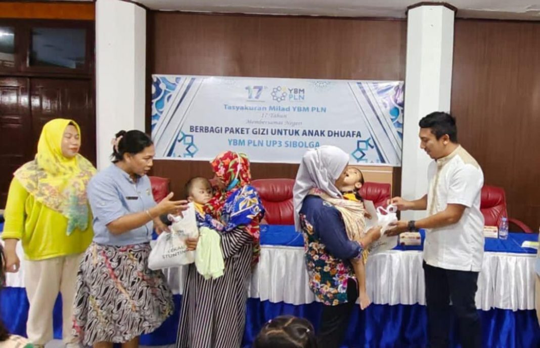 Manager UP3 Sibolga, Gebyar Pandito (paling kanan) dan Dinas Kesehatan Pemerintah Kota Sibolga, Donna Pandiangan (dua dari kiri) menyerahkan secara simbolis bantuan paket gizi dalam program pencegahan dan tangkal stunting, Jumat (6/10/2023). (Dok/PLN)