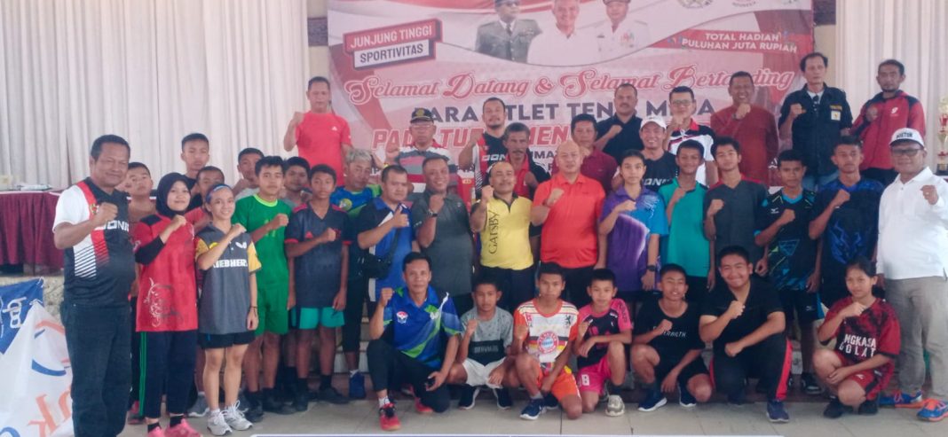 Bupati Tapanuli Utara, Nikson Nababan bersama Ketua PTMSI Taput Sudirman Manurung, Ketua Panitia Turnamen Seokarno Cup, Tonny Simangungsong dan pimpinan OPD foto bersama dengan peserta Turnamen Tenis Meja Soekarno Cup se Sumut yang diselenggarakan di Gedung Serba Guna Tarutung.