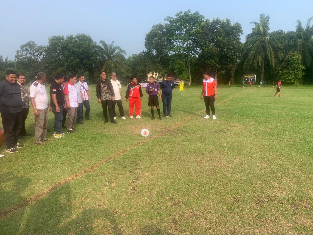 Bupati Labuhanbatu Selatan H Edimin membuka Kejurda Fossbi U16 Sumut di Lapangan PTPN3 Sisumut, Sabtu (7/10/2023).