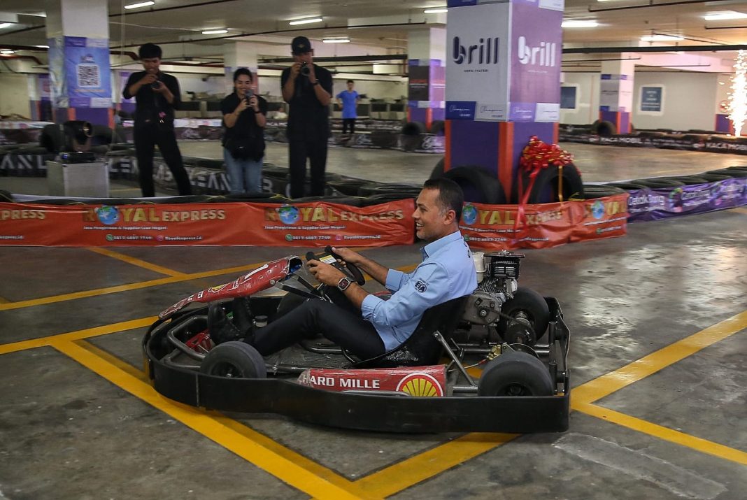 Dewan Pembina IMI Sumut Musa Rajekshah mengendarai gokart saat peresmian Champion Gokart di Plaza Paladium, Car Park P2, Jalan Raden Saleh Medan, Sabtu (7/10/2023). (Dok/IMI Sumut)