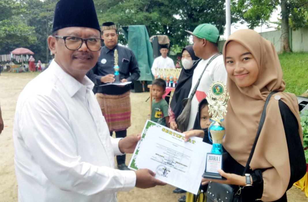 Wakil Bupati Simalungun Zonny Waldi (kiri) memberikan penghargaan kepada pemenang festival saat peringatan Maulid Nabi Muhammad SAW 1445 H/2023 M, di Lapangan Koramil Model 08 Bangun, Minggu (8/10/2023). (Dok/Kominfo Simalungun)