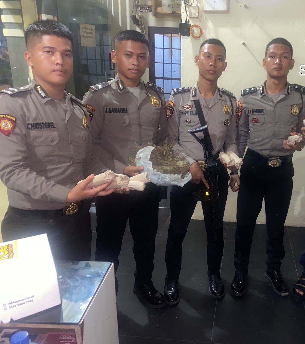 Personel Patroli Perintis Sat Samapta Polrestabes Medan menemukan 23 bungkus ganja tak bertuan di pinggiran Kanal Delitua, Minggu (8/10/2023). (Dok/Polrestabes Medan)