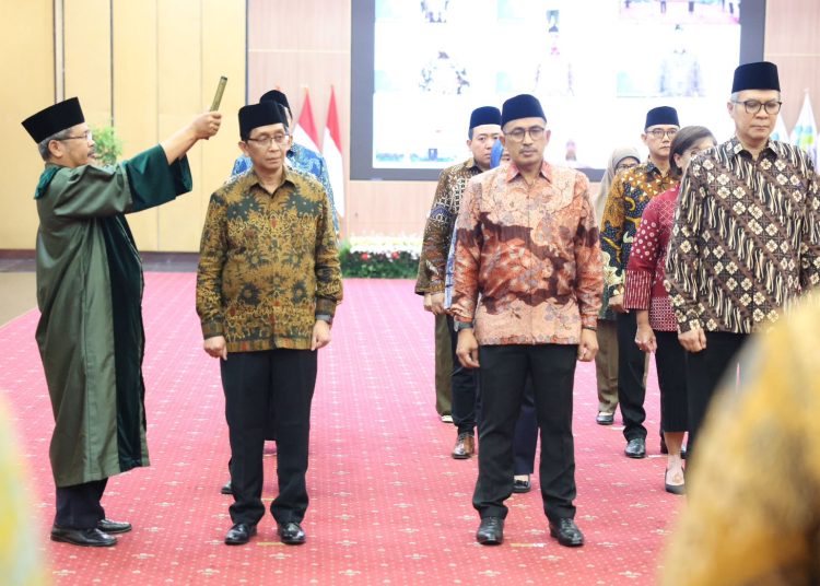 Momen Menteri Kesehatan Budi G Sadikin melantik sebanyak satu orang pejabat tinggi madya dan 18 direksi rumah sakit serta mengukuhkan 7 dewan pengawas di lingkungan Kementerian Kesehatan secara daring dan luring, di Kantor Direktorat Jenderal Tenaga Kesehatan, Jakarta, Jumat (6/10/2023). (Dok/Kemenkes RI)