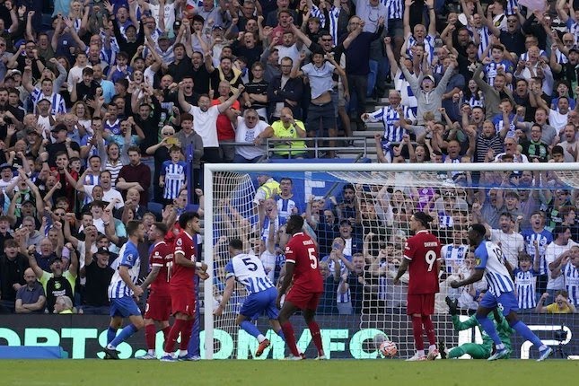 Lewis Dunk merayakan golnya di laga Brighton vs Liverpool di pekan kedelapan Premier League 2023/2024 di Falmer Stadium, Minggu (08/10/2023) malam WIB.