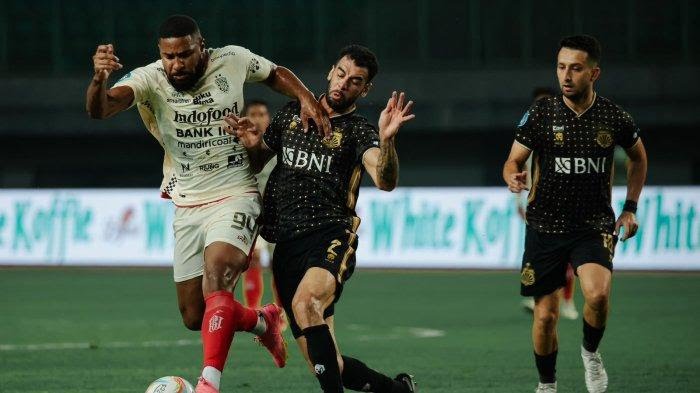 Striker Bali United, Jefferson Assis tengah berduel dengan salah satu pemain Bhayangkara FC dalam laga Liga 1 2023/2024 pekan ke-15, di mana Serdadu menang dengan skor akhir 1-2, Minggu (8/10/2023).